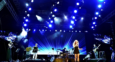 SERTAP ERENER 19 MAYIS'TA BODRUM'U SALLADI.