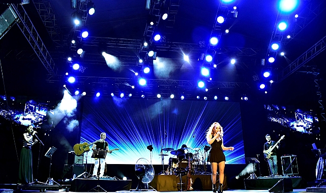 SERTAP ERENER 19 MAYIS'TA BODRUM'U SALLADI.