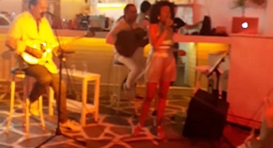 Buzuki Hakan ve Pelin Alptekin Sahnesi / Plaka Restaurant